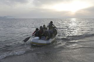 Αφγανοί πρόσφυγες αποβιβάζονται στα ελληνικά παράλια